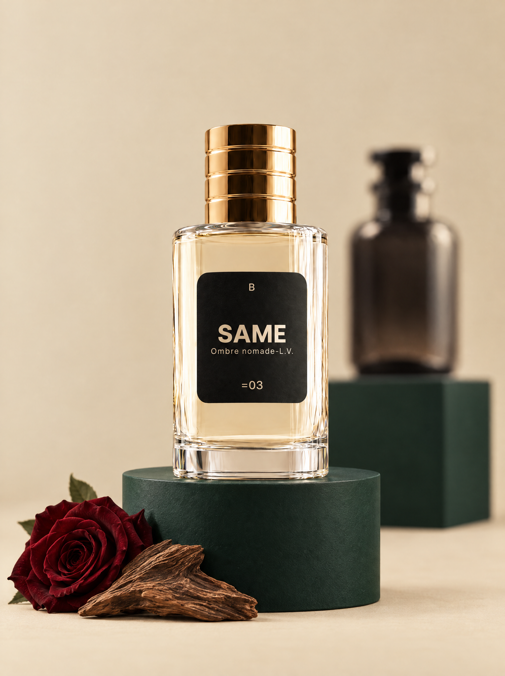 Perfume SAME B03 inspirado en Ombre Nomade de Louis Vuitton, sobre pedestal verde, con el frasco original desenfocado al fondo