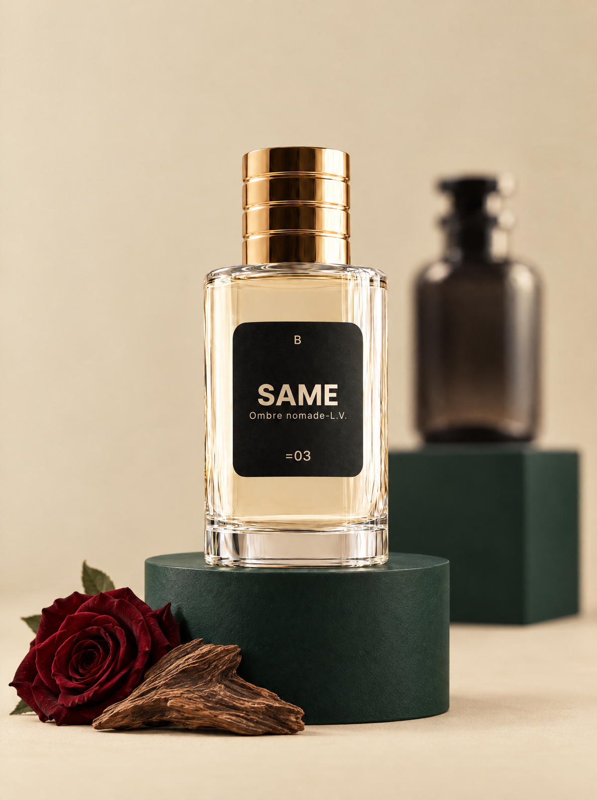 Perfume SAME B03 inspirado en Ombre Nomade de Louis Vuitton, sobre pedestal verde, con el frasco original desenfocado al fondo